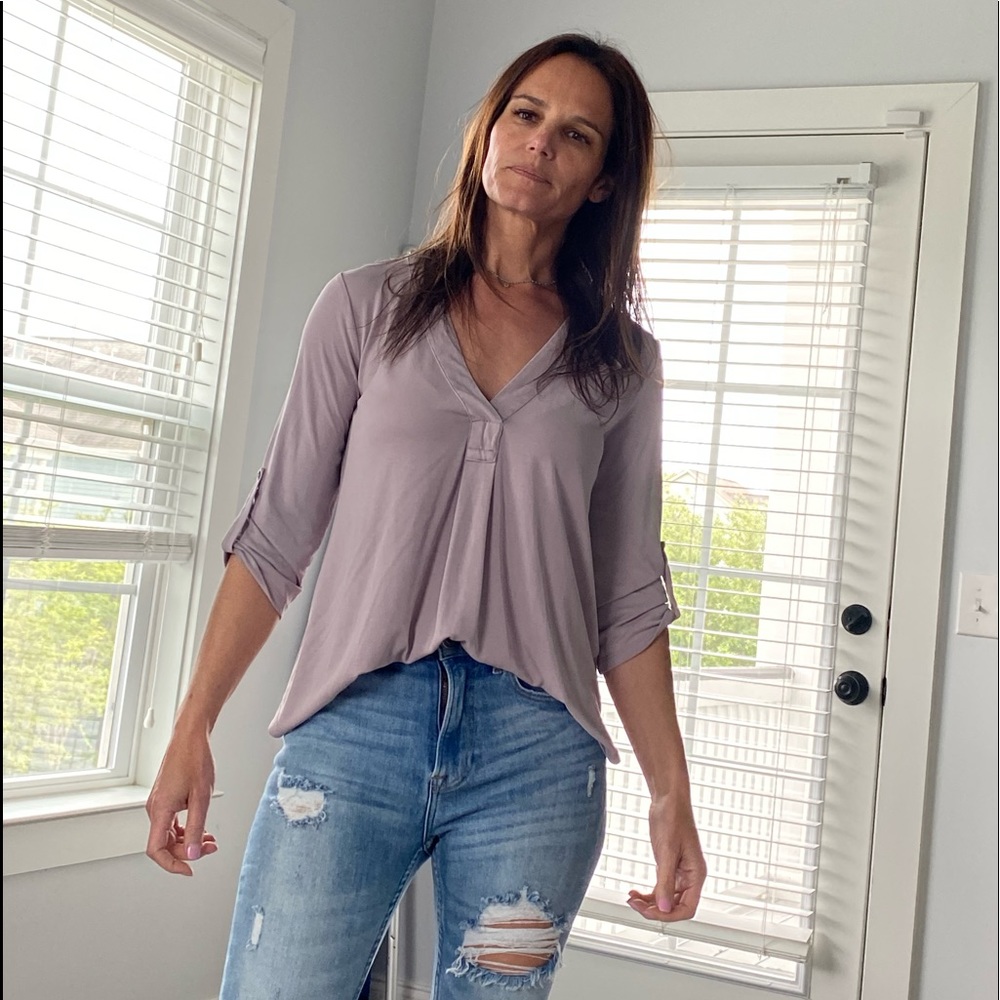 XS lilac long sleeve w button and v neck blouse